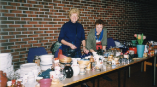 Hvordan skulle vi klare å drive fredsarbeid uten loppemarked? Stavanger avdelingen på loppemarked i Stavanger bydelshus. På bildet: Lise Bråten og Jorunn Berg. 