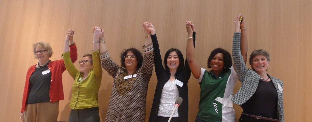 Kerry McGovern (Australia), Catia Confortini (USA / Int. medlem), og Sameena Nazir (Pakistan), Kozue Akibayashi (Japan), Joy Onyesoh (Nigeria), Margrethe Tingstad (Norge). Haag april 2015.