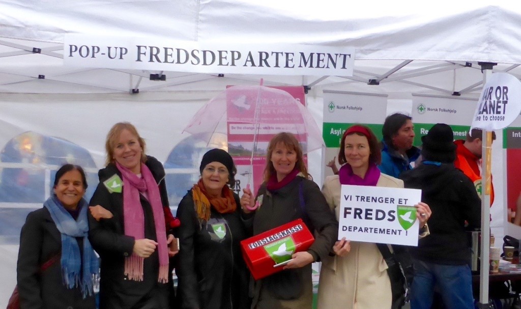 VI TRENGER ET FREDSDEPARTEMENT! Stand på Torgalmenningen Internasjonal uke lørdag 31.10.15. Devi, Eva, Grete Belinda (holdt appell!), Åse, Susanne & Karen