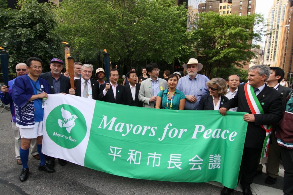 Ordførere for Fred på vei til FN-bygget i New York under en demonstrasjon i 2016